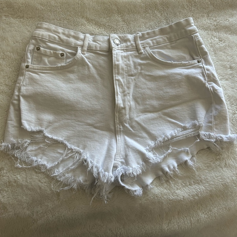 ZARA WHITE DENIM SHORTS